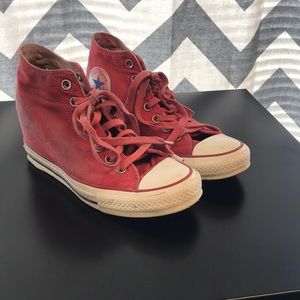 Red Converse wedges.
